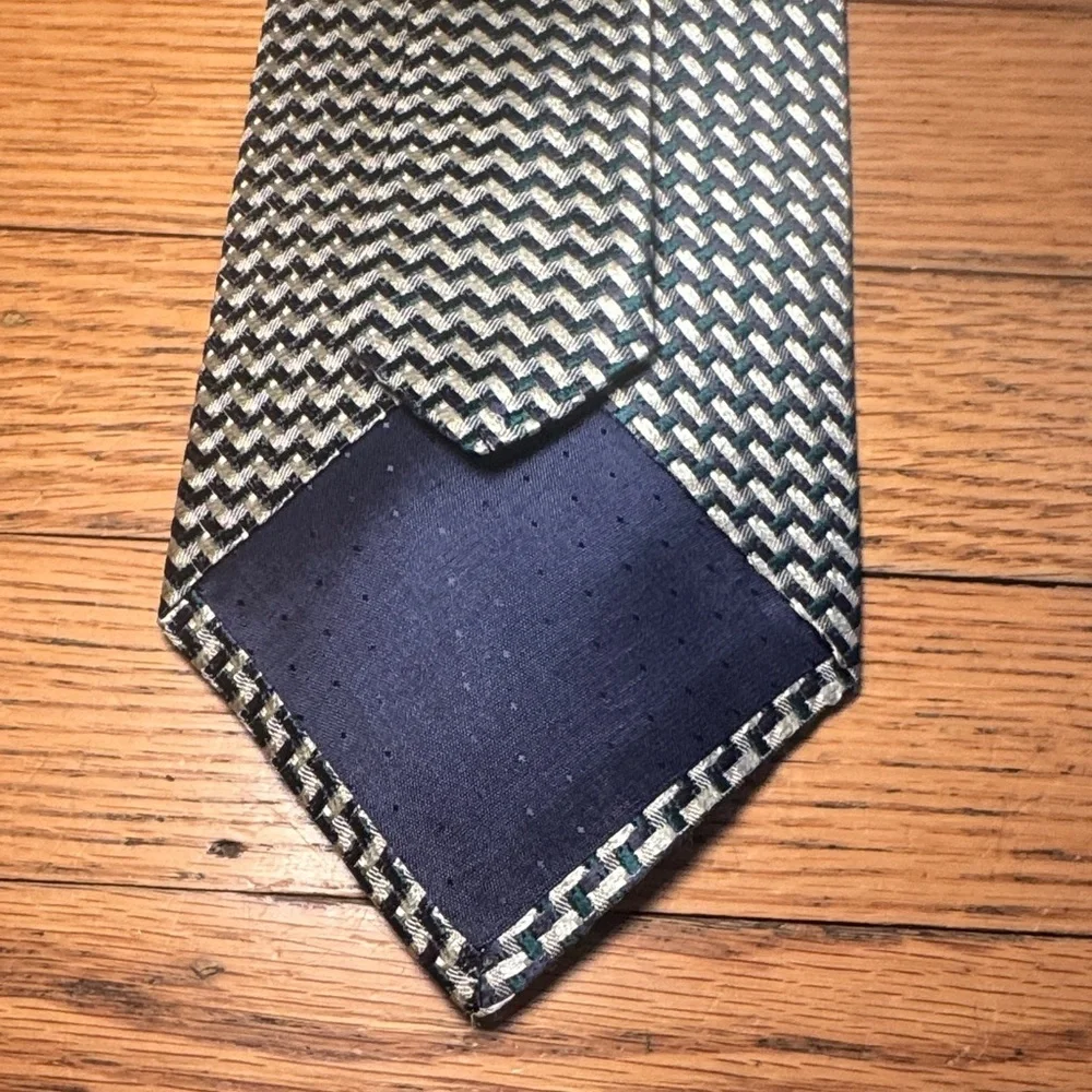 Beautiful Geoffrey Beene Chevron Patterned Silk Dress Tie in Tan/Blue/Green